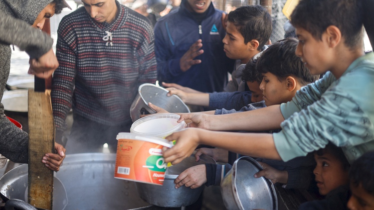 Bếp từ thiện ở Gaza lo hết thực phẩm, đau lòng vì yêu cầu của trẻ con