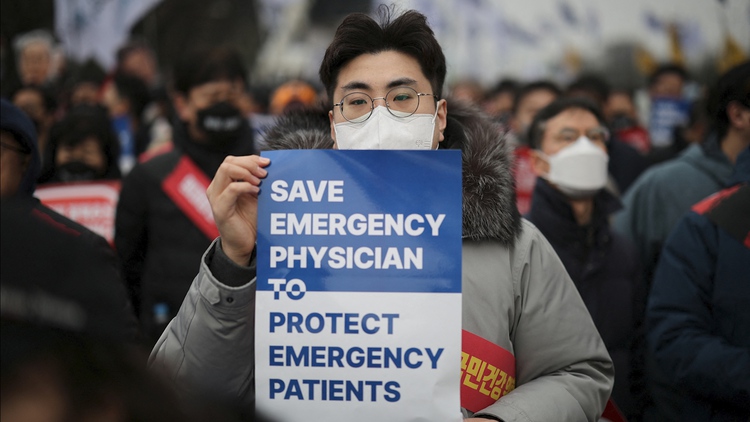 Tăng thu nhập cho bác sĩ trẻ, Hàn Quốc tìm lối ra cho khủng hoảng y tế