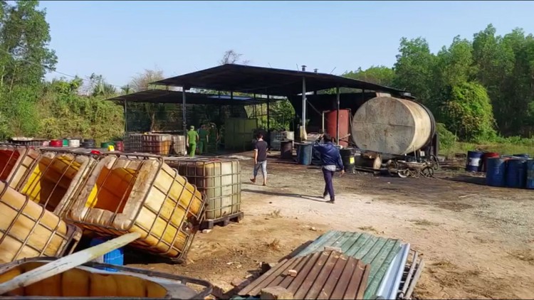 Bên trong ‘nhà xưởng’ tái chế dầu lậu giữa rừng tràm