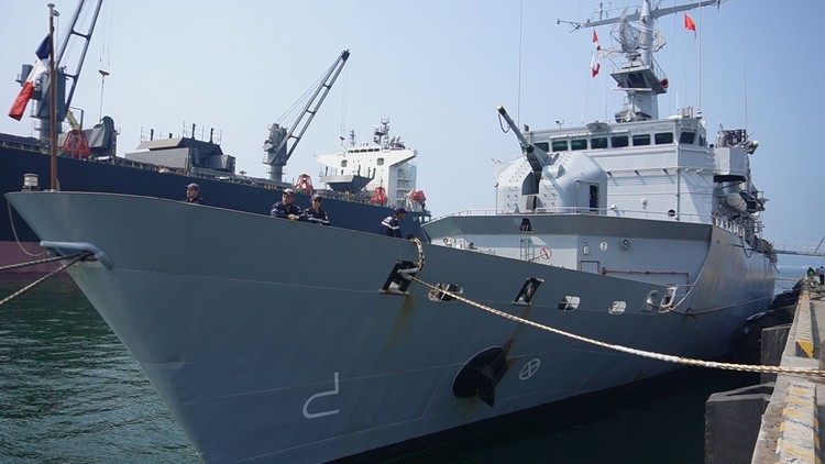 Cận cảnh tàu tuần dương Vendemiaire Hải quân Pháp cập cảng Đà Nẵng