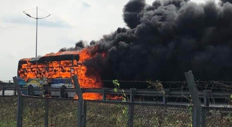 Xe khách cháy dữ dội trên cao tốc TP.HCM - Trung Lương giữa nắng gắt