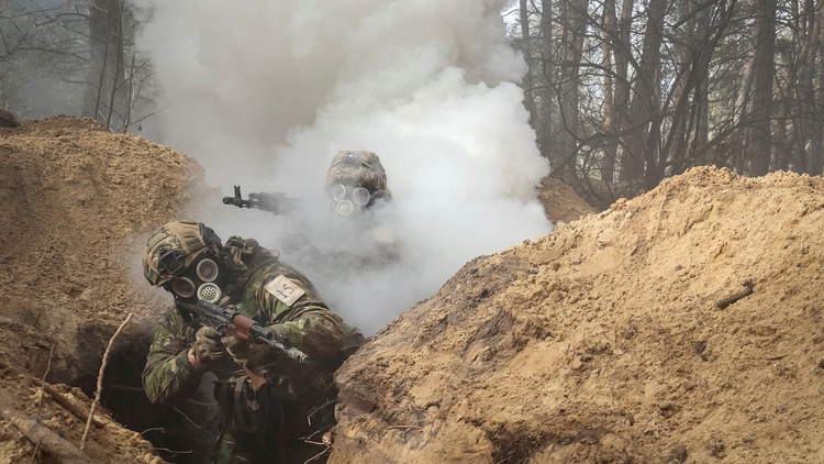 Giao tranh chiến hào ở Ukraine rộ quan ngại về lựu đạn hơi cay
