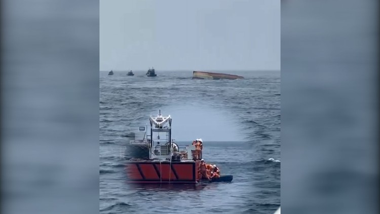 Cứu hộ tàu kéo sà lan bị chìm trên biển, phát hiện 3 thi thể