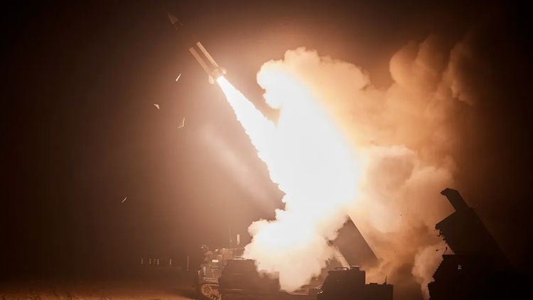 Mỹ ngầm chuyển tên lửa tầm bắn 300km cho Ukraine tấn công quân Nga