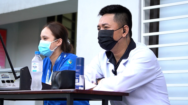 Đội ngũ y tế trên sân bóng sinh viên: Thầm lặng nhưng trách nhiệm