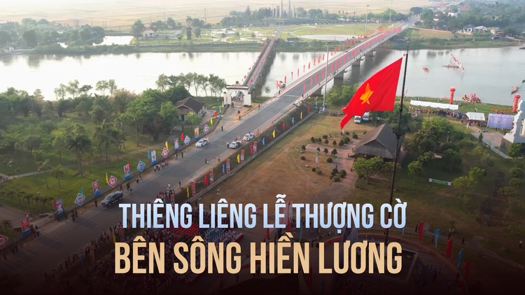 Thiêng liêng lễ thượng cờ 'Thống nhất non sông' tại Quảng Trị