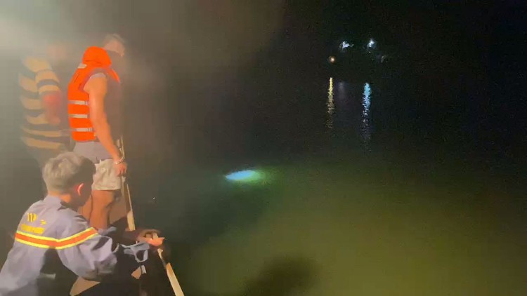 3 người tử vong sau vụ lật thuyền trên sông Bé