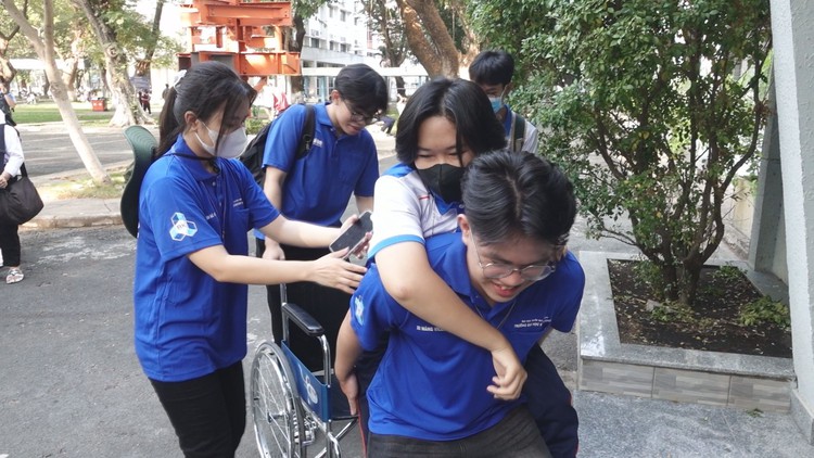 Nữ sinh ở Long An ngồi xe lăn tham dự kỳ thi đánh giá năng lực 2024
