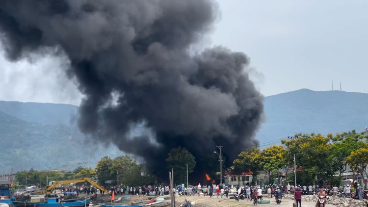 Đà Nẵng: Cháy lớn gần cảng cá Thọ Quang, người dân hoảng loạn