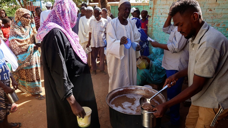 Ăn lá cây, thịt mèo để sống sót giữa khốn cùng xung đột Sudan