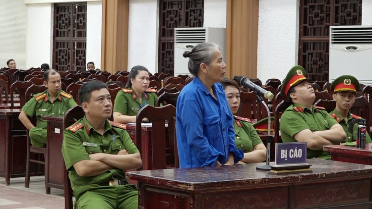 Người phụ nữ cởi quần, chửi bới trước tòa ở Đà Nẵng lãnh án tù