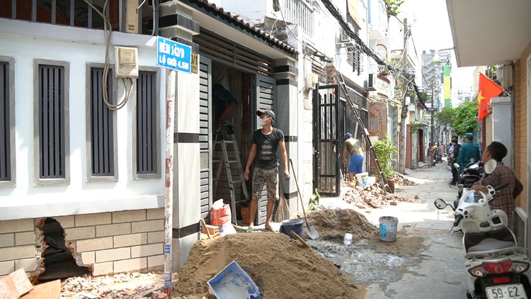 Dân tất bật sửa nhà sau khi hiến đất mở rộng hẻm ở TP.HCM