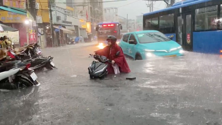 Đường Võ Văn Ngân mới làm đã ngập, lãnh đạo thành phố Thủ Đức nói gì?