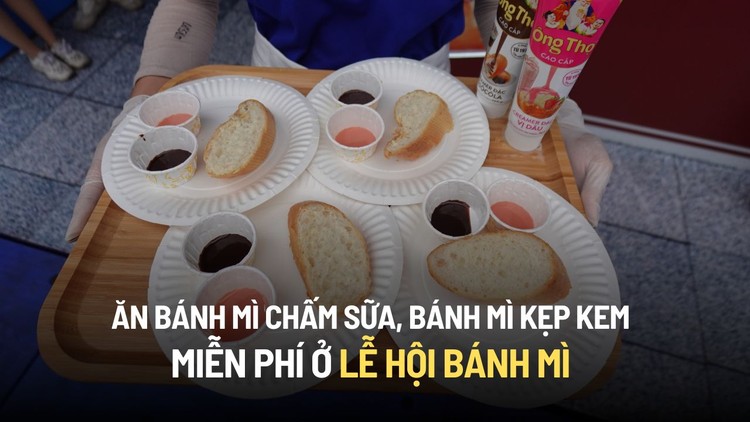 Xếp hàng ăn bánh mì pate, bánh mì kẹp kem miễn phí ở công viên