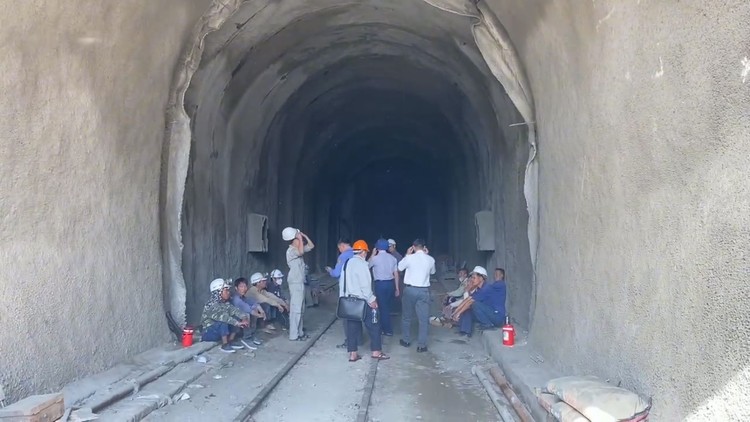 Khẩn trương khắc phục sự cố sạt lở tại hầm đường sắt Chí Thạnh