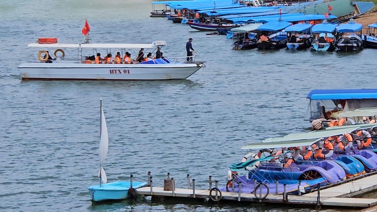 Mặc ‘lệnh' dừng hoạt động, dịch vụ chở khách trên hồ Tuyền Lâm vẫn nhộn nhịp
