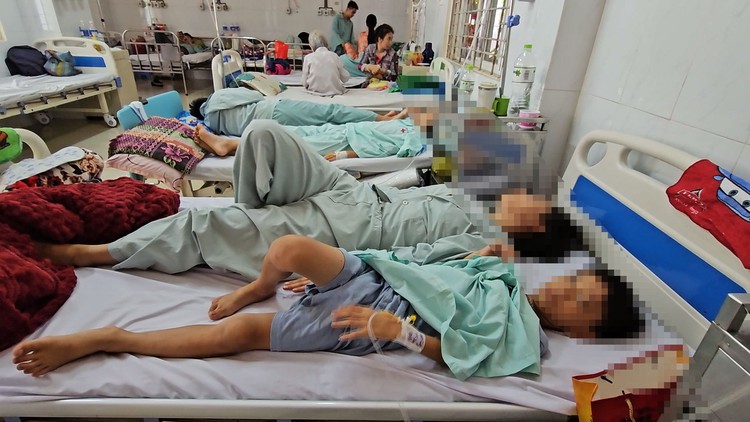 Vụ ngộ độc bánh mì ở Long Khánh: Có gia đình 5 người cùng nhập viện