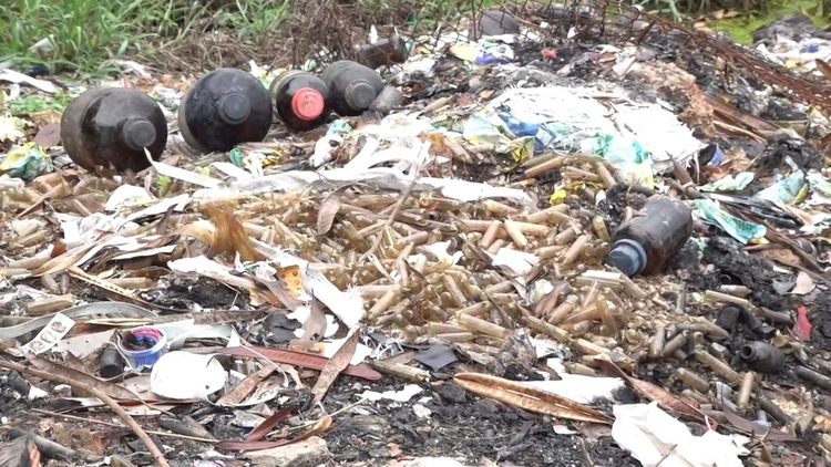 Người dân bất ngờ vì bãi rác thải y tế xuất hiện gần nơi sinh sống