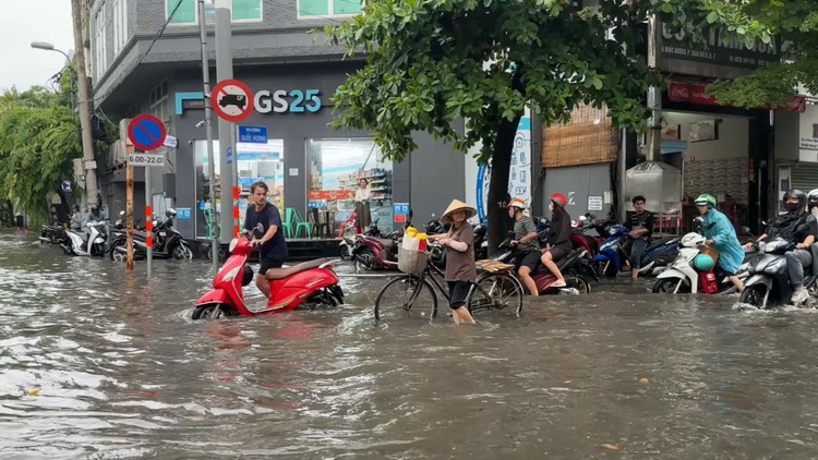 Người dân ‘phố nhà giàu’ Thảo Điền bì bõm lội nước sau cơn mưa chiều