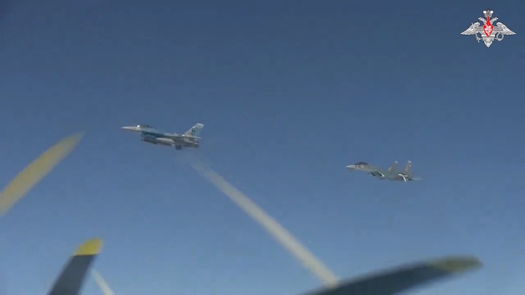 Xem F-16 Mỹ chặn đón dàn máy bay Tu-95, Su-35 và Su-30 gần Alaska