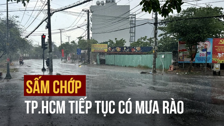 Sấm chớp đùng đùng, TP.HCM lại mưa rào sau chuỗi ngày nắng nóng như thiêu đốt