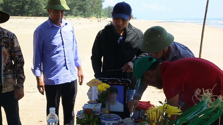 Ngư dân mất tích trên biển Quảng Bình: Cha mẹ tuyệt vọng lập bàn thờ con