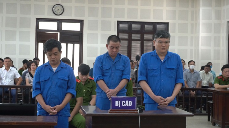 Đà Nẵng: Xét xử đăng kiểm viên cùng giám đốc nhận hối lộ