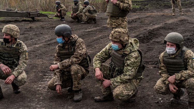 Cựu binh Ukraine than tân binh tháo ráp súng chưa thạo đã phải ra trận