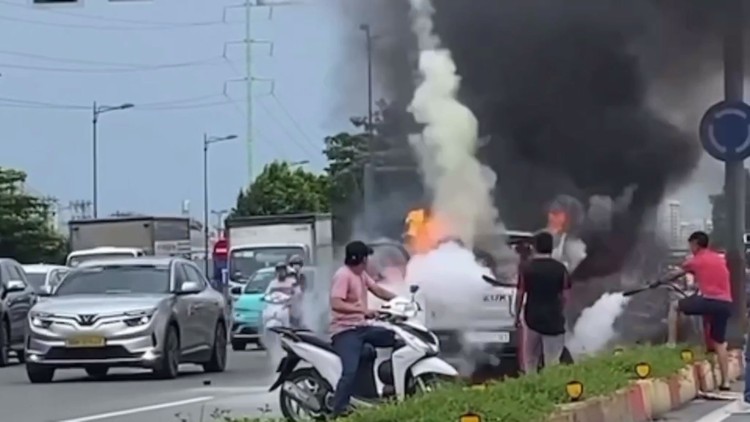 Hoảng hồn chứng kiến vụ cháy xe tải trên đại lộ Phạm Văn Đồng