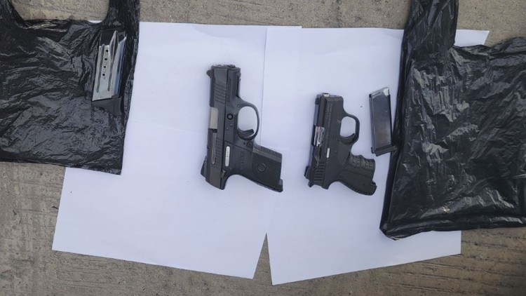 Cận cảnh vây bắt 2 nghi phạm tàng trữ súng trên Quốc lộ 9