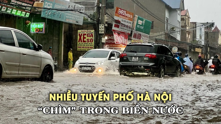 Hà Nội mưa cả ngày, nhiều tuyến phố 'chìm' trong biển nước