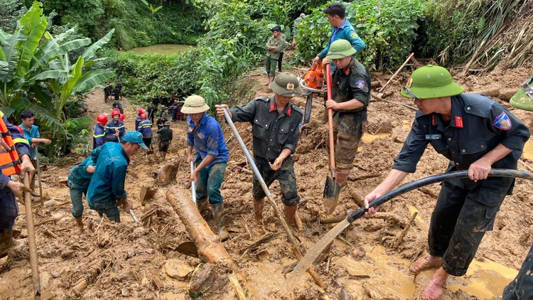 Lũ quét chết người ở Điện Biên: Cận cảnh tìm kiếm người mất tích bị chôn vùi trong đất