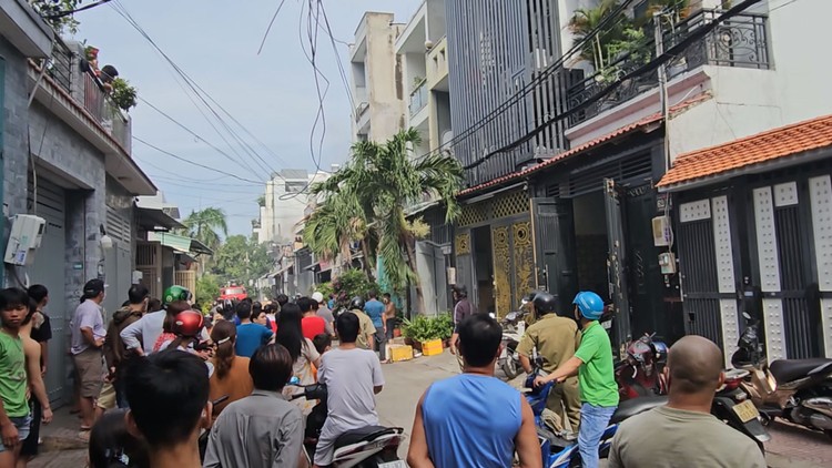 TP.HCM: Cháy kho vải người dân trong hẻm náo loạn di dời tài sản