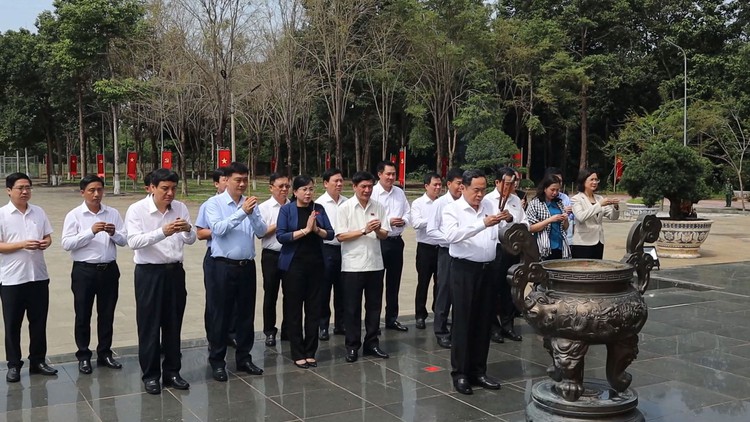Chủ tịch Quốc hội Trần Thanh Mẫn tặng quà gia đình chính sách tại Bình Phước
