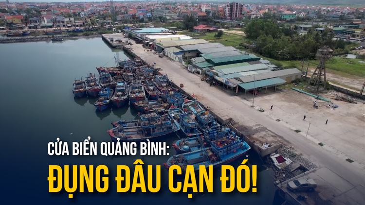 Ngư dân Quảng Bình lao đao vì cửa biển cạn, nhiều tàu cá phải nằm bờ