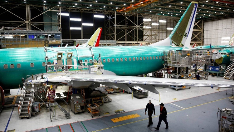 Boeing đang chật vật, dòng 737 MAX lại có lỗi mới