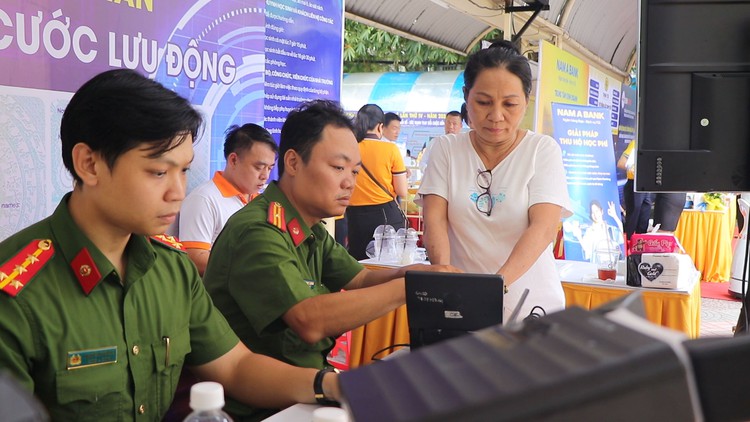 Công an quận 3 làm thẻ căn cước lưu động, người dân hứng khởi vì nhanh và tiện