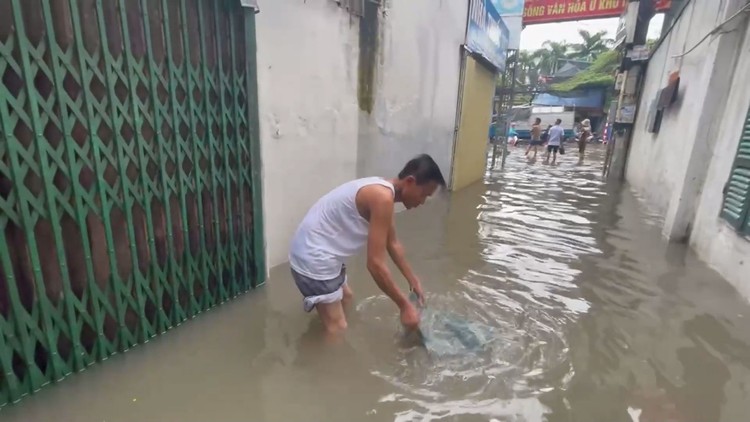 Ngoại thành Hà Nội hứng lượng mưa lịch sử trong 14 tiếng