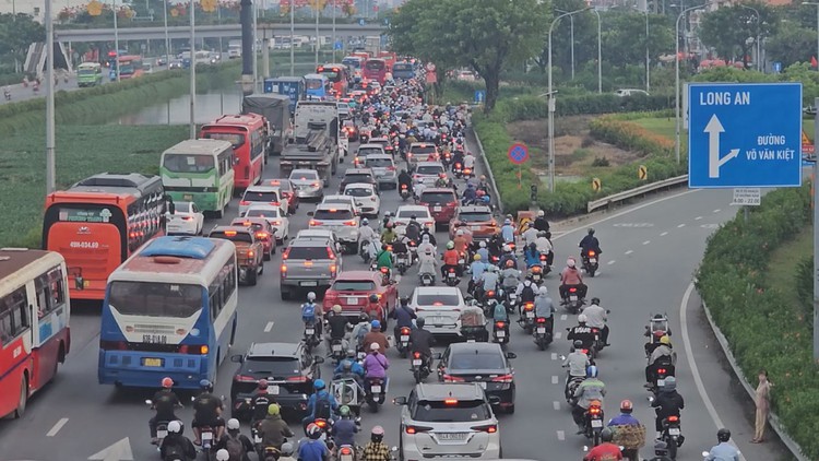 Người dân về quê nghỉ lễ, cửa ngõ phía tây TP.HCM chật kín xe