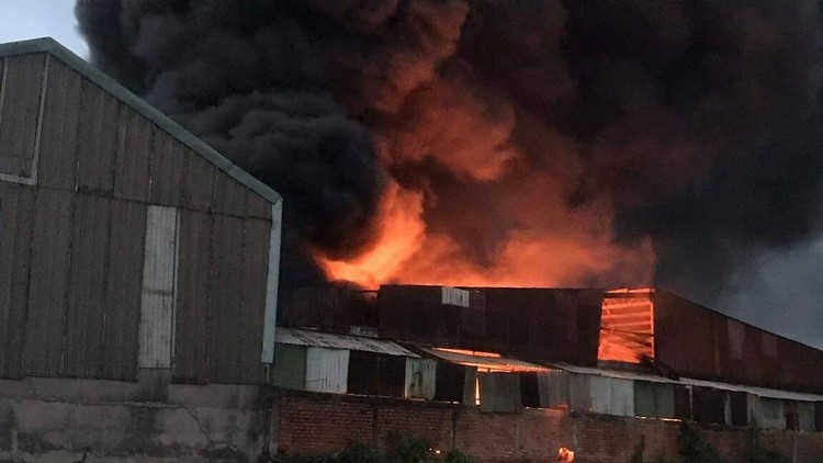 Khói đen cuồn cuộn bốc lên từ cơ sở nhựa ở Bình Chánh