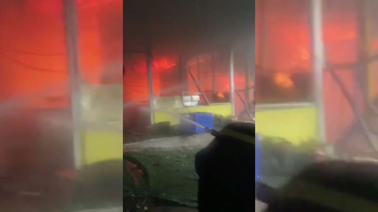 Kho thực phẩm đông lạnh bốc cháy lúc rạng sáng, người dân hốt hoảng