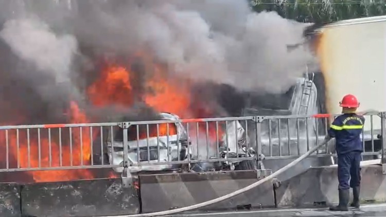 TP.HCM: Tai nạn liên hoàn, 3 ô tô cháy rụi, cầu Phú Mỹ hỗn loạn