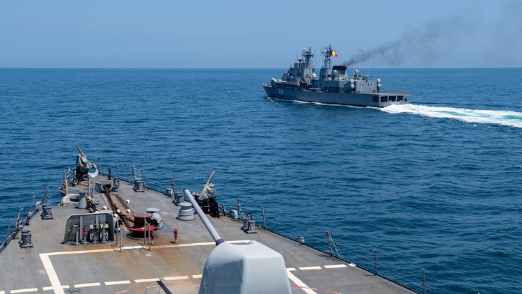 Houthi dùng tên lửa, UAV tấn công hai tàu chiến Mỹ?