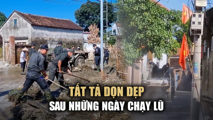 Cảnh sát cơ động cùng dân Hà Nội tất tả dọn dẹp sau những ngày chạy lũ