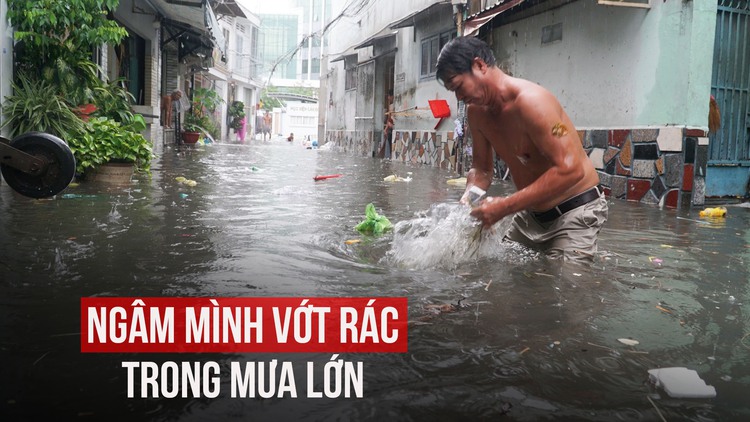 Ngao ngán trong con hẻm ngập nước sau mưa lớn: Tát nước, moi rác, dắt xe chết máy