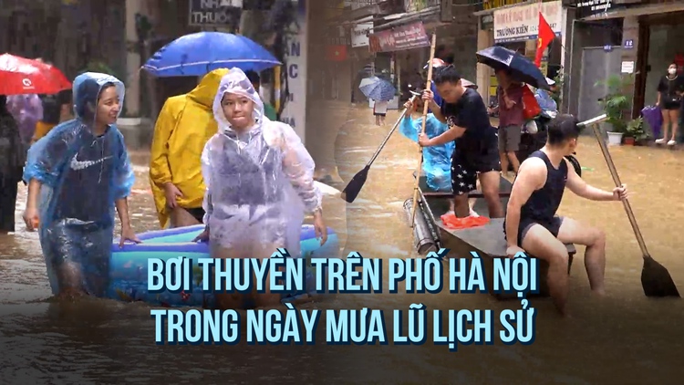 Con phố nội thành Hà Nội thành sông, dân lội bì bõm ngày mưa lũ lịch sử