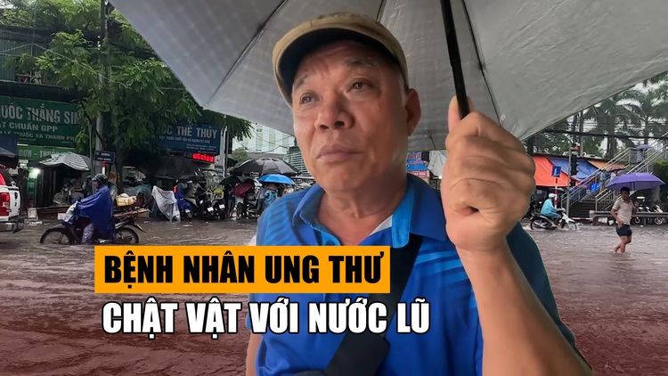 Nước lũ bủa vây bệnh viện ung thư ở Hà Nội, khổ càng thêm khổ