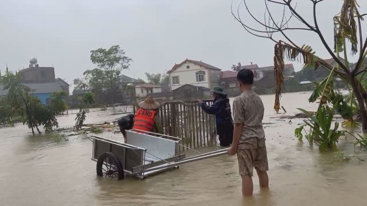 Dân vùng rốn lũ Hà Nội ‘khát’ nước sạch ngày sông Bùi dâng cao