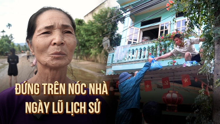 Nước lũ dâng cao, người Yên Bái đứng trên mái nhà chờ tiếp tế 