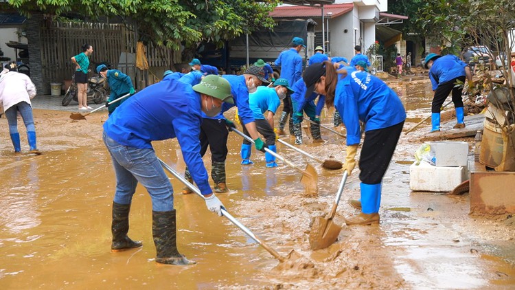 Hàng trăm đoàn viên Yên Bái chung tay giúp người dân khắc phục hậu quả lũ lụt